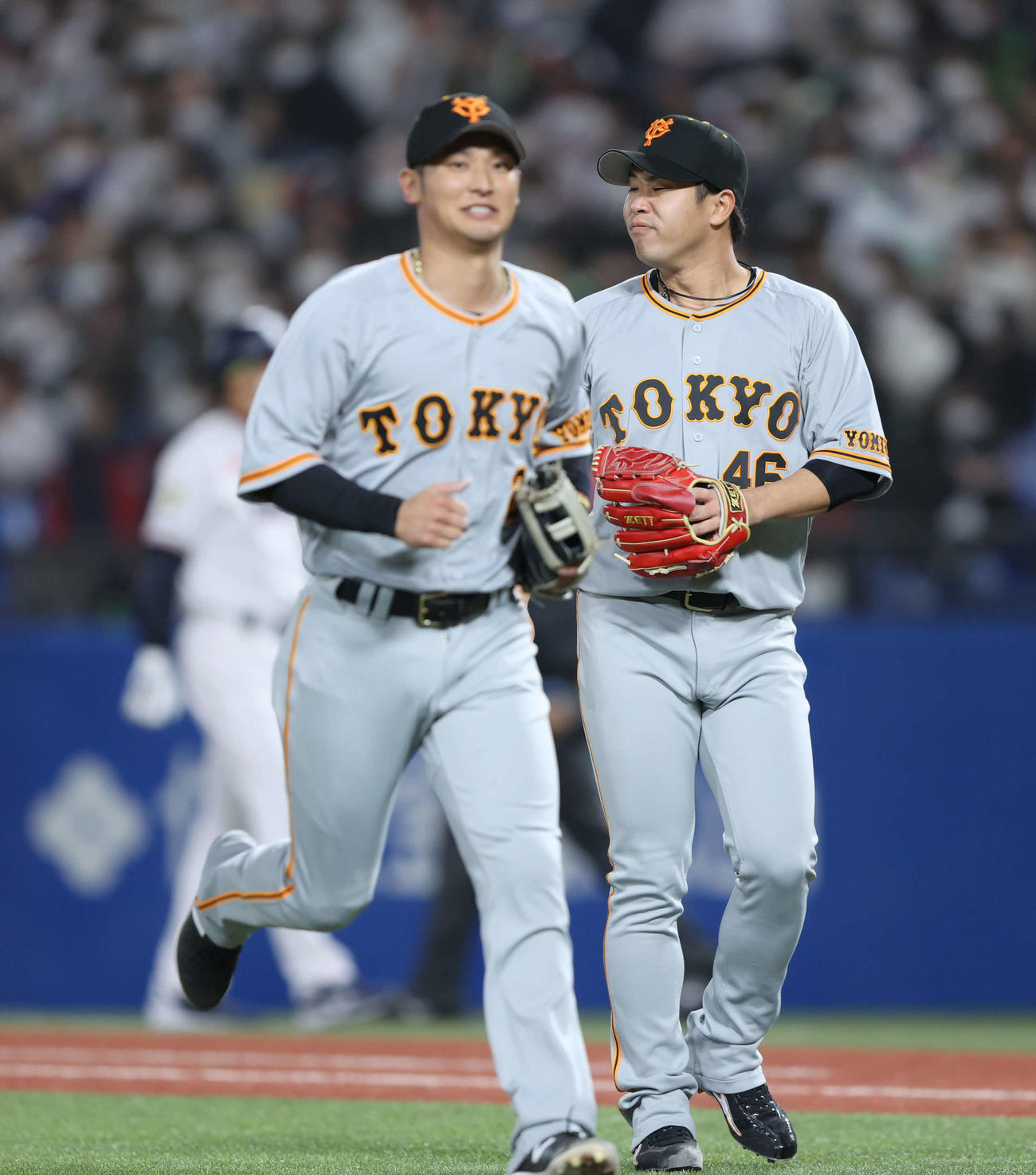 ヤクルト対巨人　6回裏を抑える鍬原（右）（撮影・河田真司）