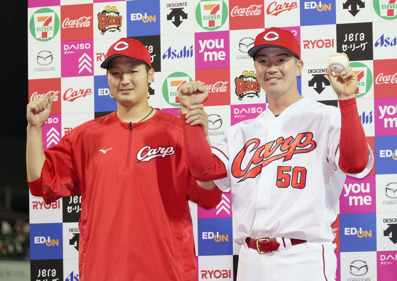 広島対阪神　お立ち台でポーズを決める床田（左）とプロ初安打の中村健（撮影・加藤孝規）