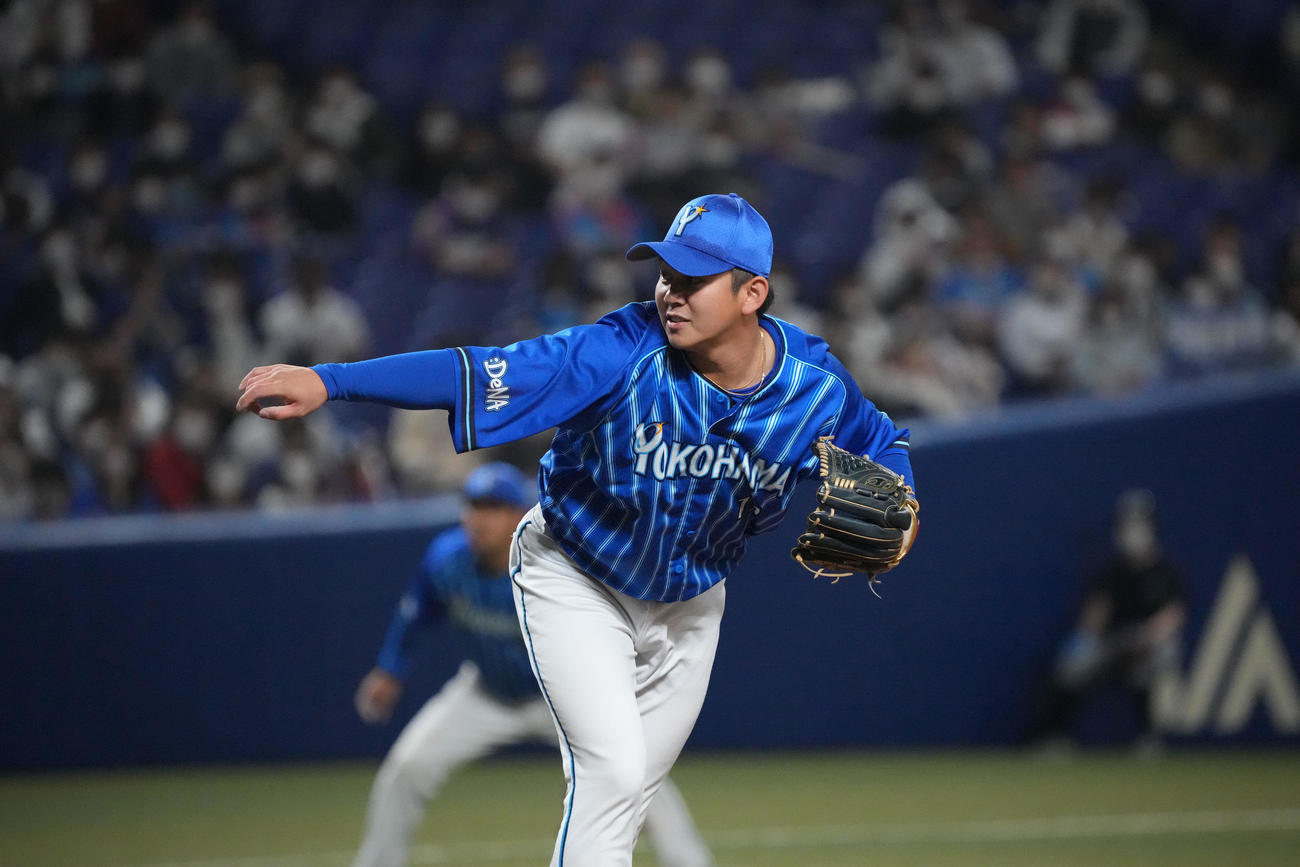 中日対DeNA 9回裏、DeNA5番手で登板する山崎（撮影・森本幸一）