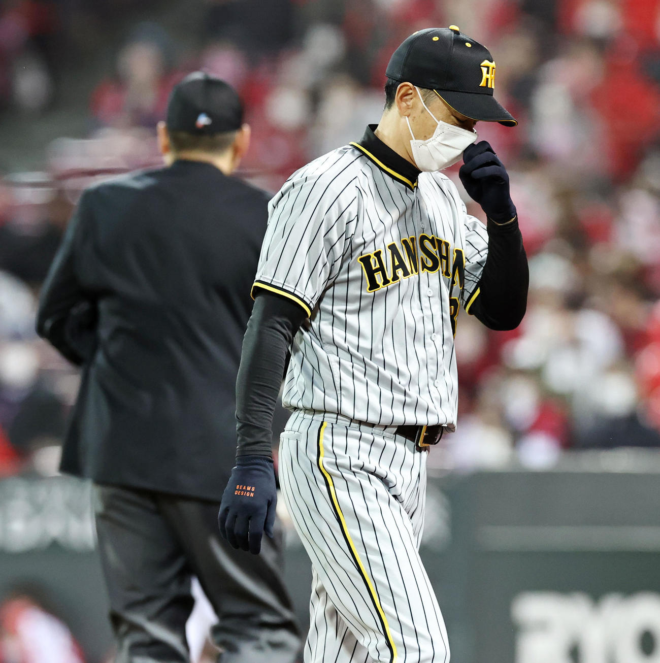 広島対阪神　7回裏、投手交代を告げてベンチへ戻る矢野監督（撮影・加藤哉）