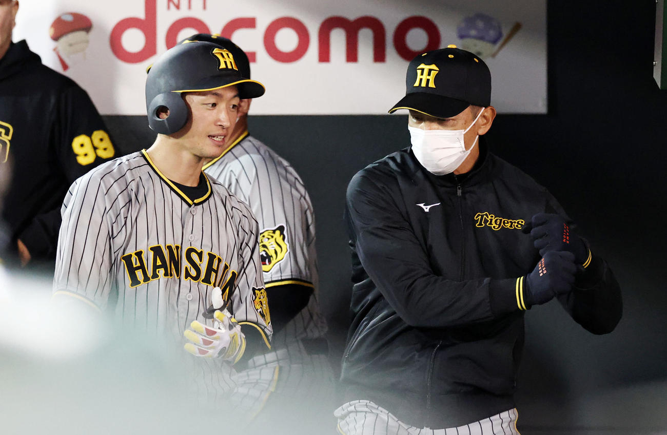 広島対阪神　5回裏を終えベンチで矢野監督（右）と話し込む近本（撮影・加藤哉）