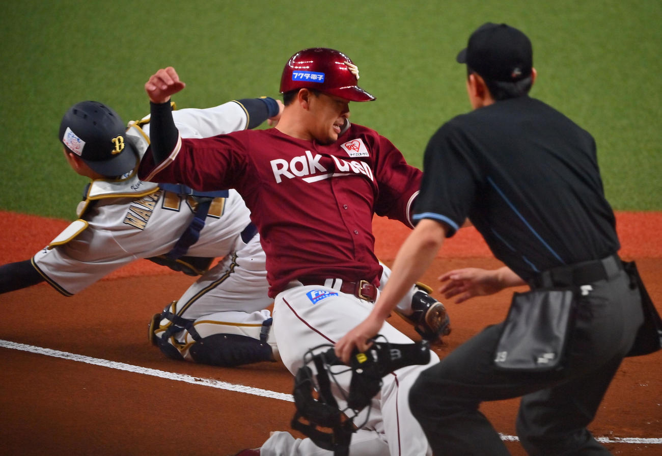 オリックス対楽天　1回表楽天1死一、三塁、島内の二塁打で生還する一塁走者浅村（撮影・和賀正仁）