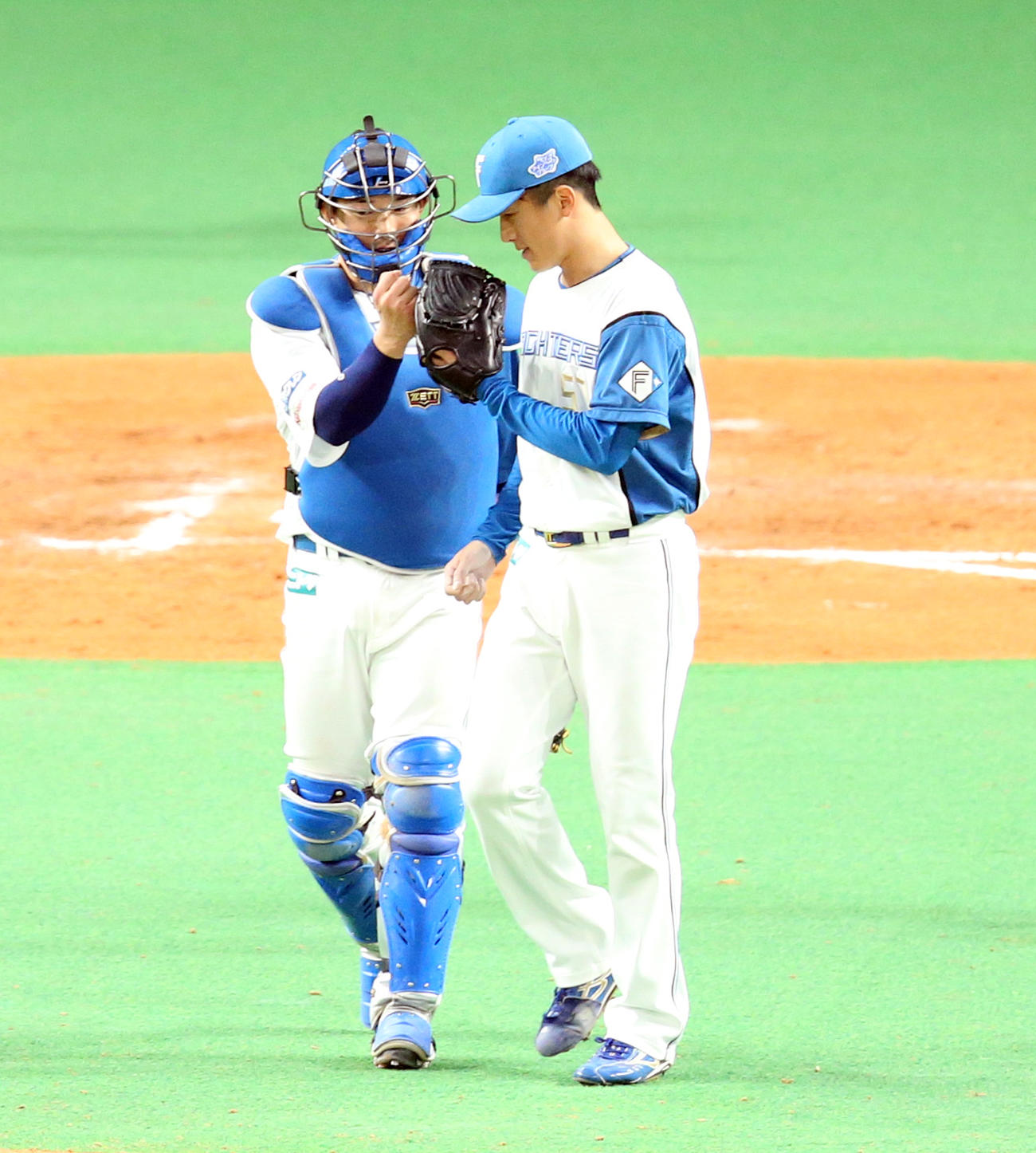 日本ハム対西武　宇佐見（左）とタッチをかわす北山（撮影・佐藤翔太）