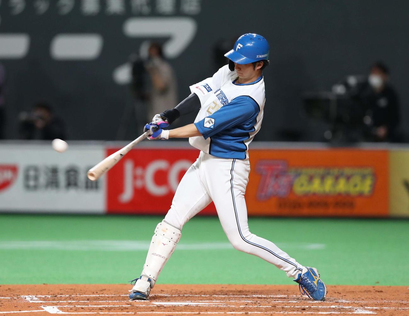 日本ハム対西武　2回裏日本ハム2死一塁、右越え2点本塁打を放つ浅間（撮影・黒川智章）