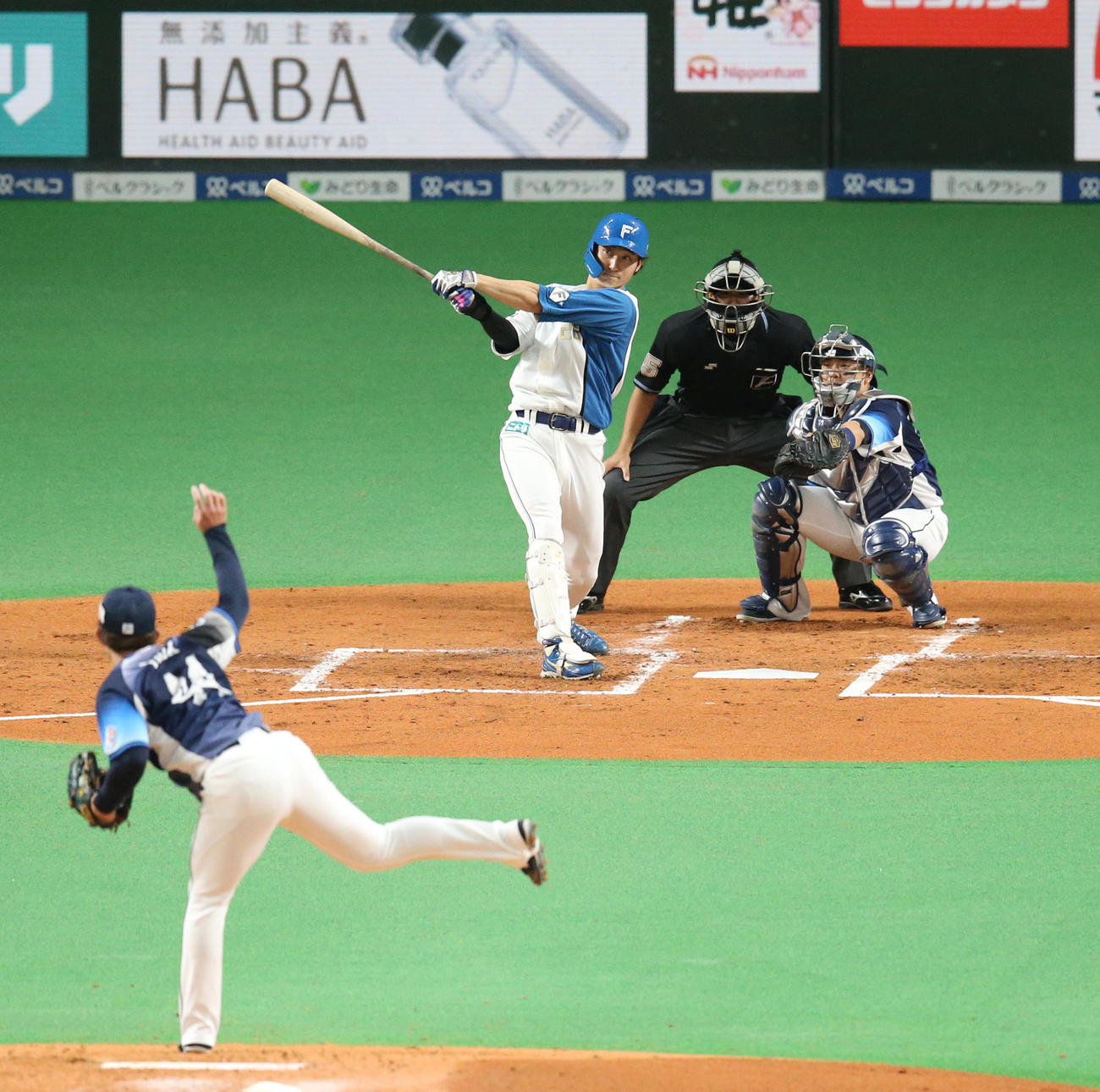 日本ハム対西武　2回裏日本ハム2死一塁、浅間は右越え2点本塁打を放つ。投手は与座（撮影・佐藤翔太）
