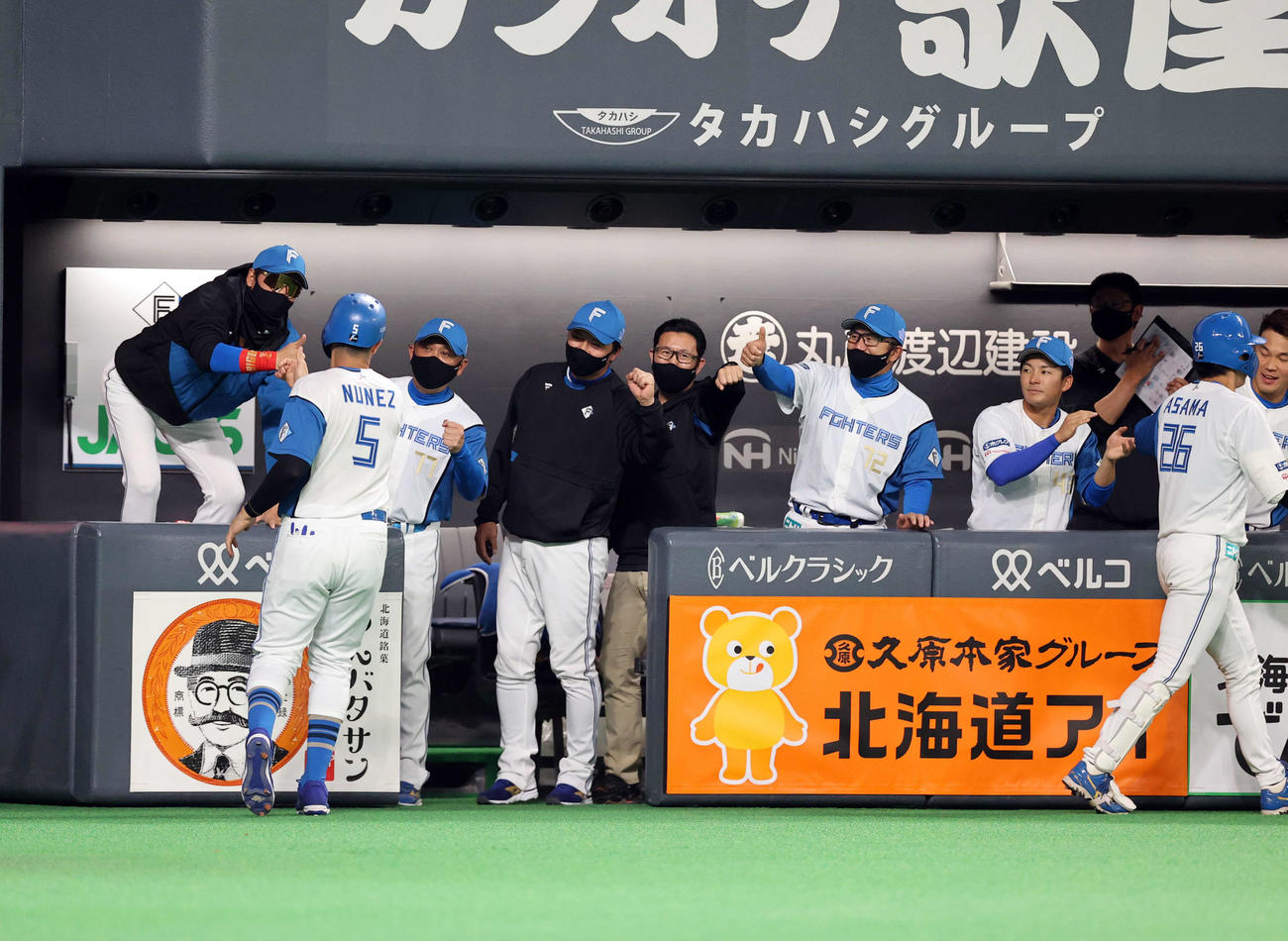 日本ハム対西武　2回裏日本ハム2死一塁、浅間（手前右）が右越え2点本塁打を放ち、BIGBOSSポーズで迎える新庄監督（左）（撮影・浅見桂子）