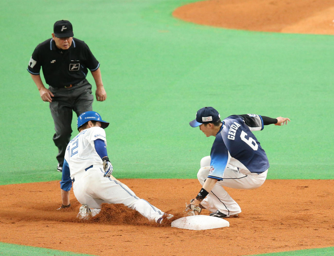 日本ハム対西武　3回裏日本ハム2死一塁、松本剛は盗塁を決める（撮影・佐藤翔太）