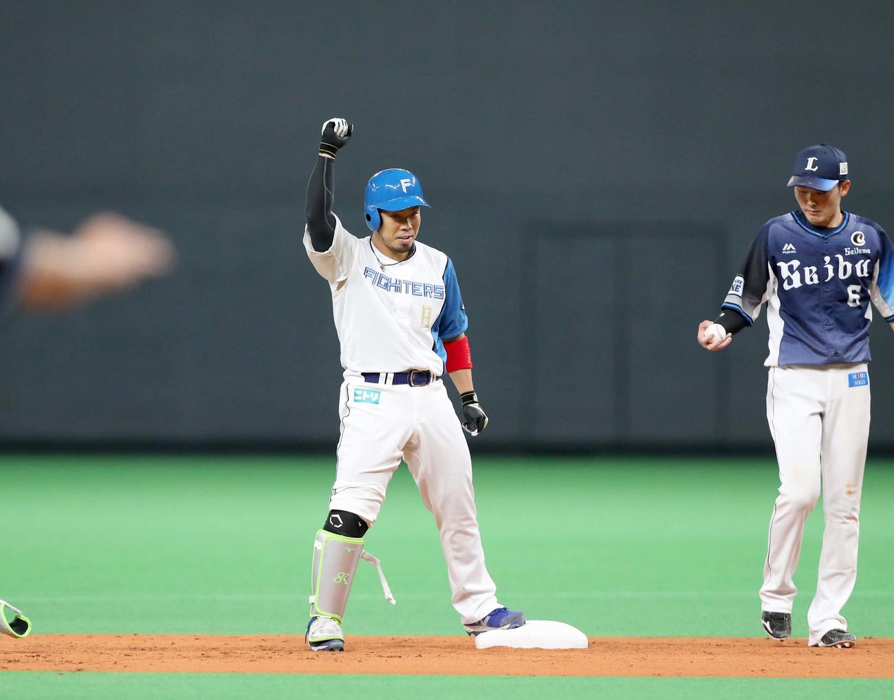 日本ハム対西武　3回裏日本ハム2死二塁、右翼線に適時二塁打を放ちガッツポーズの近藤（撮影・黒川智章）