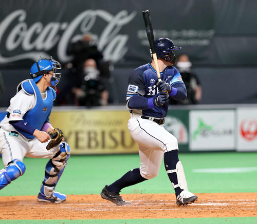 日本ハム対西武 5回表西武1死一、三塁、オグレディは左2点適時二塁打を放つ(撮影・浅見桂子)