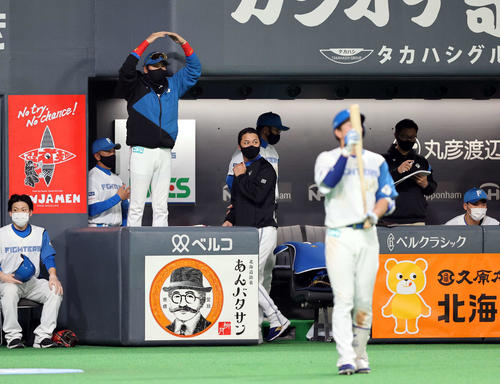 日本ハム対西武 5回裏日本ハム無死一塁、一塁で接触した水野に、OK? と頭上で丸を作って確認する新庄監督(左)(撮影・浅見桂子)
