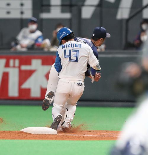 日本ハム対西武 5回裏日本ハム無死一塁、バントした水野は一塁カバーの外崎と激突する(撮影・黒川智章)