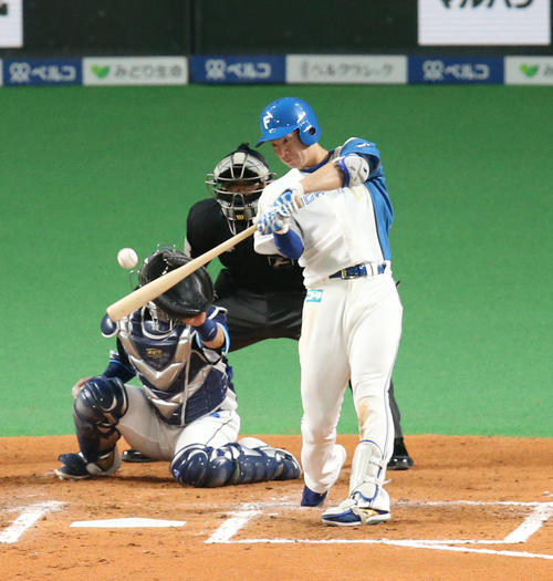 日本ハム対西武 7回裏日本ハム無死満塁、松本剛は右前適時打を放つ(撮影・佐藤翔太)