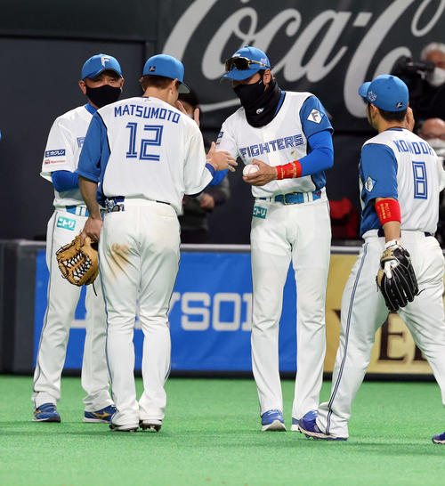 日本ハム対西武 9回表西武の攻撃を封じて初勝利を決めた日本ハムの新庄監督(右)は松本剛からウイニングボールを受け取る(撮影・浅見桂子)