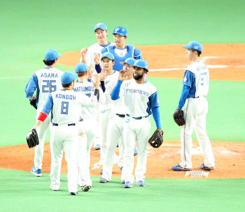 日本ハム対西武 今季初勝利で喜び合う日本ハムナイン(撮影・佐藤翔太)