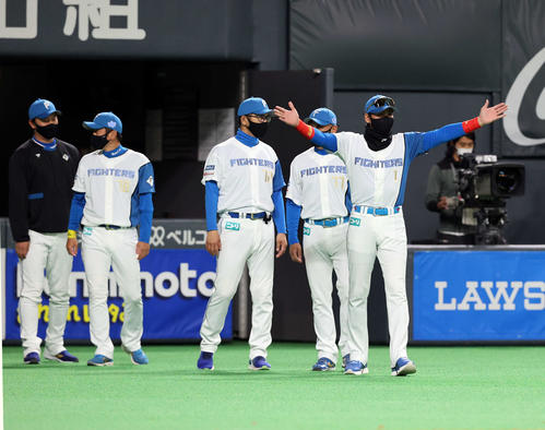 日本ハム対西武 今季初勝利を決めた日本ハム新庄監督(右)は両手を大きく広げてナインを迎える(撮影・浅見桂子)