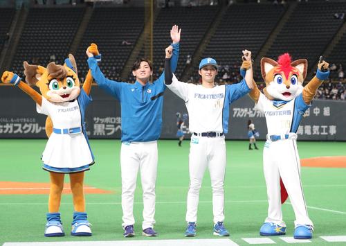 日本ハム対西武 試合後、笑顔を見せる立野(左)と浅間(撮影・黒川智章)