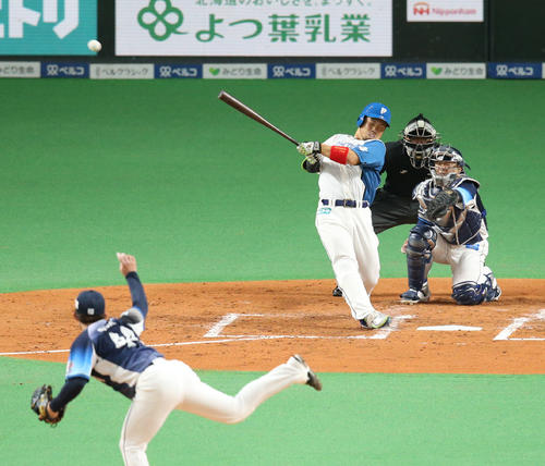 日本ハム対西武 3回裏日本ハム2死二塁、近藤は適時二塁打を放つ。投手は与座(撮影・佐藤翔太)