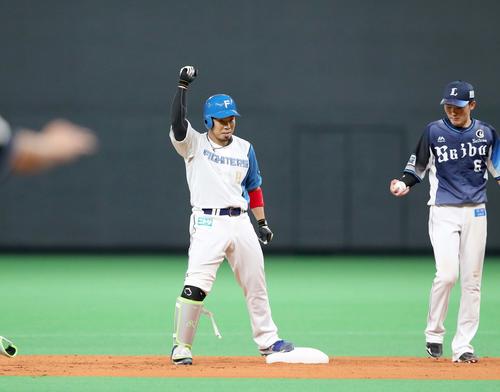 日本ハム対西武 3回裏日本ハム2死二塁、右翼線に適時二塁打を放ちガッツポーズの近藤(撮影・黒川智章)