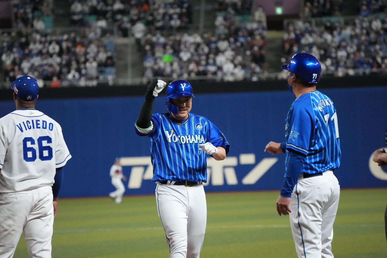 中日対DeNA 6回表DeNA2死二、三塁、左前2点適時打を放った佐野（撮影・森本幸一）