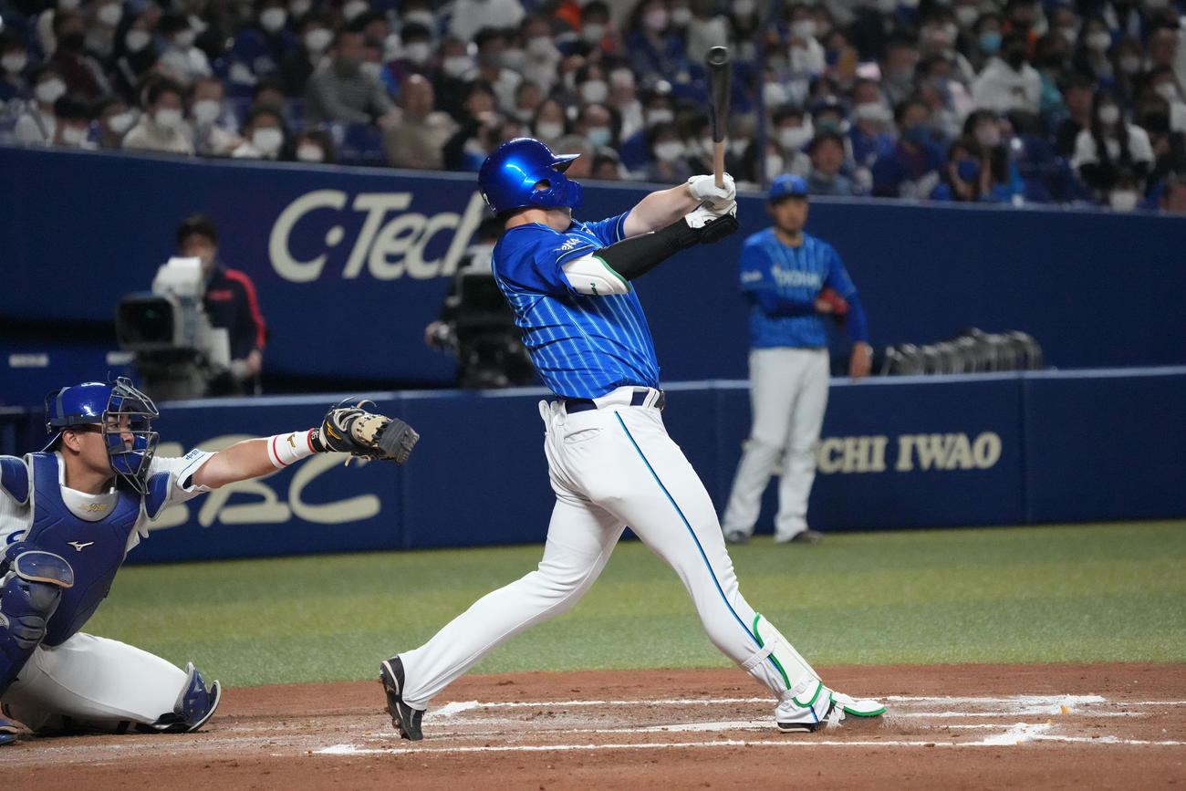 中日対DeNA 6回表DeNA2死二、三塁、左前2点適時打を放つ佐野（撮影・森本幸一）