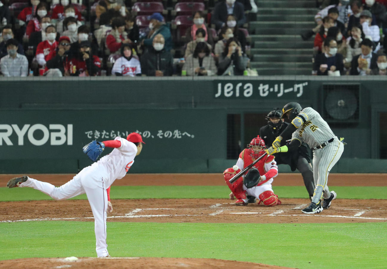 広島対阪神　5回表阪神無死、ロハス・ジュニアは左中間に先制本塁打を放つ（撮影・梅根麻紀）