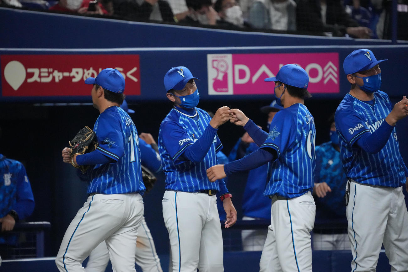 中日対DeNA　試合終了、ナインを迎えるDeNA三浦監督（撮影・森本幸一）