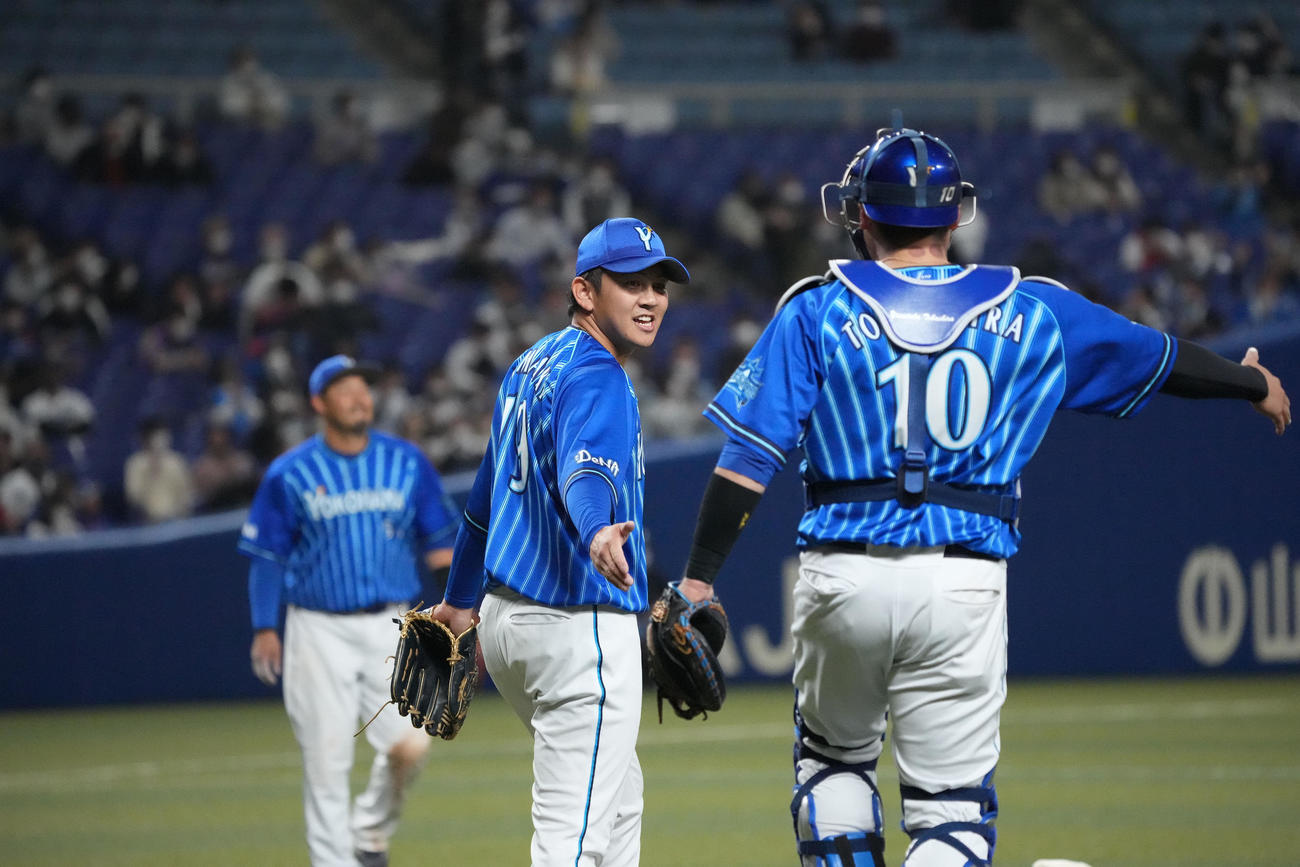 中日対DeNA　今季初セーブを挙げて笑顔の山崎（撮影・森本幸一）