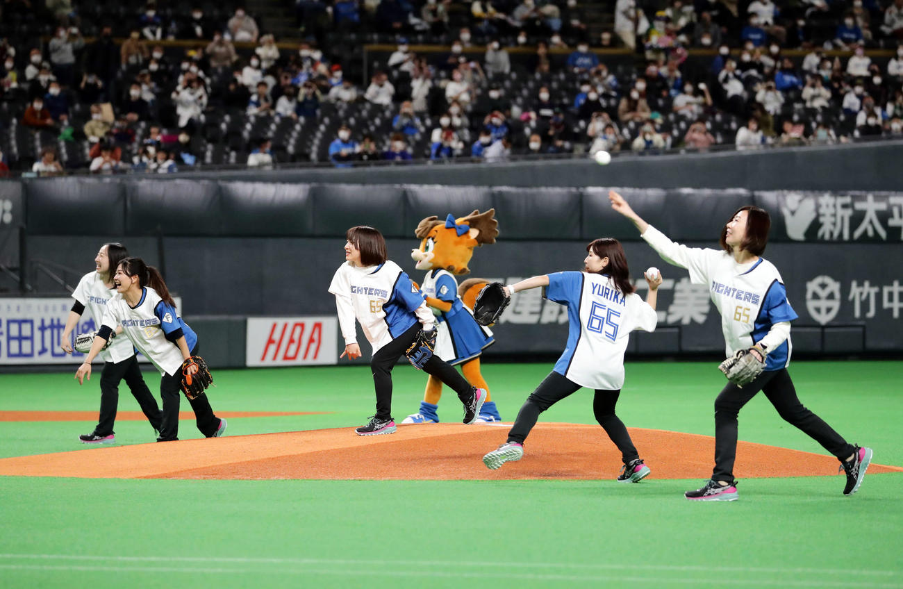 日本ハム対西武　ファーストピッチセレモニーに登場したロコ・ソラーレ。左から藤沢、吉田知、鈴木、吉田夕、石崎（撮影・浅見桂子）