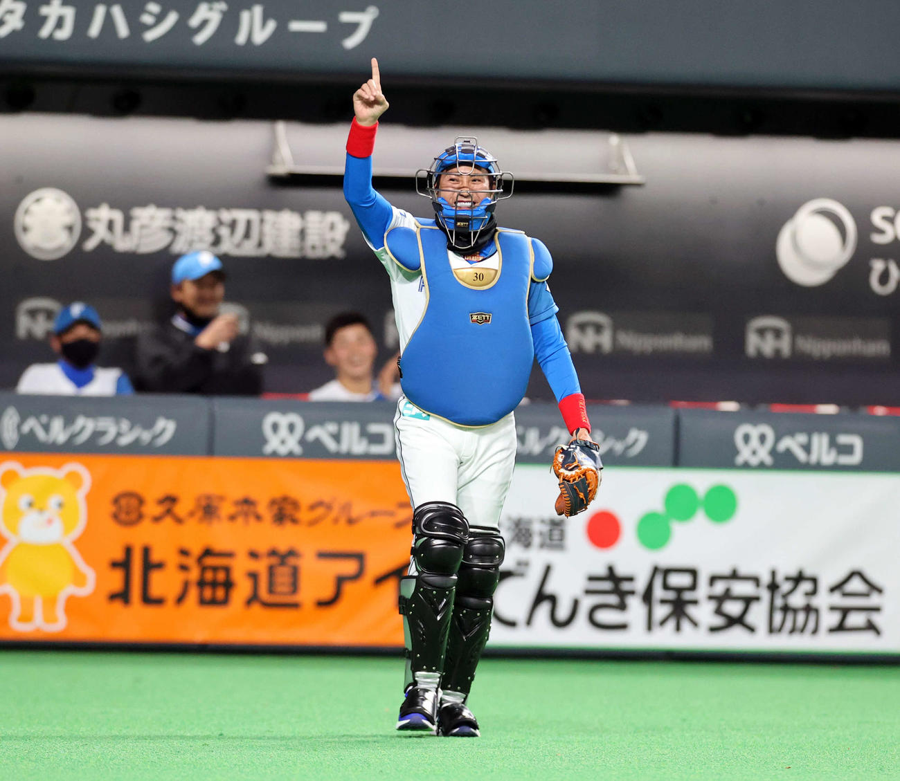 日本ハム対西武　ファーストピッチセレモニーで捕手の装備で登場した日本ハム新庄監督（撮影・浅見桂子）