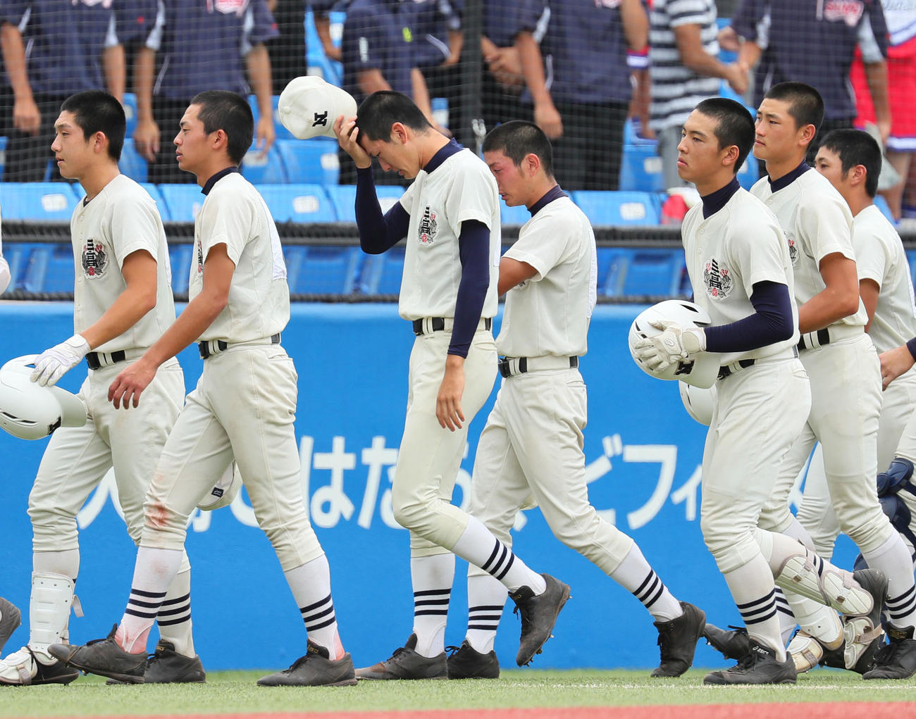 日大三対東海大菅生　敗れた日大三ナイン（撮影・足立雅史）