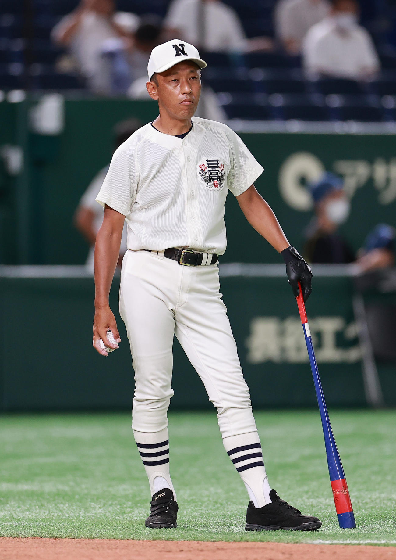 2021年7月31日、西東京大会準決勝でノックを打つ日大三・三木有造部長