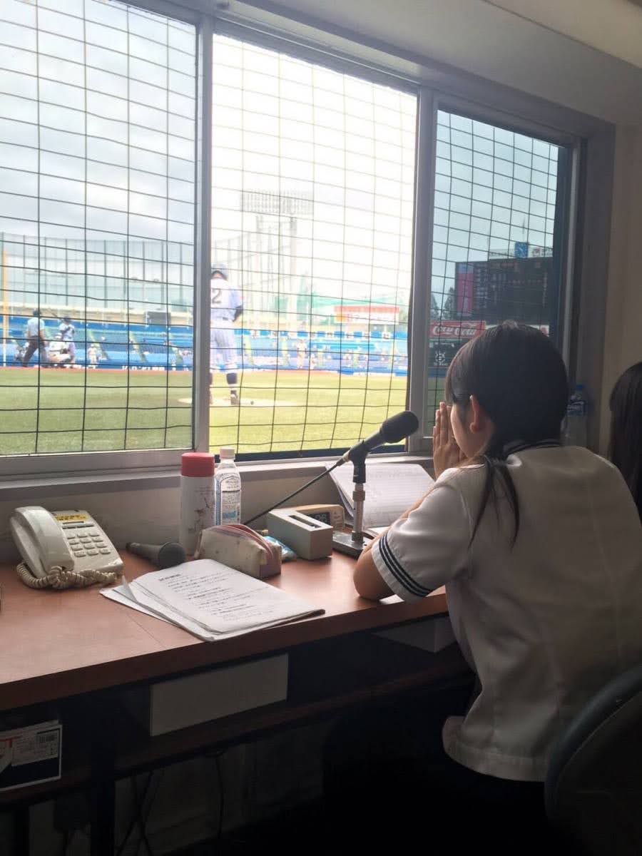 試合の合間にチームの逆転を祈る高橋真央さん（本人提供）