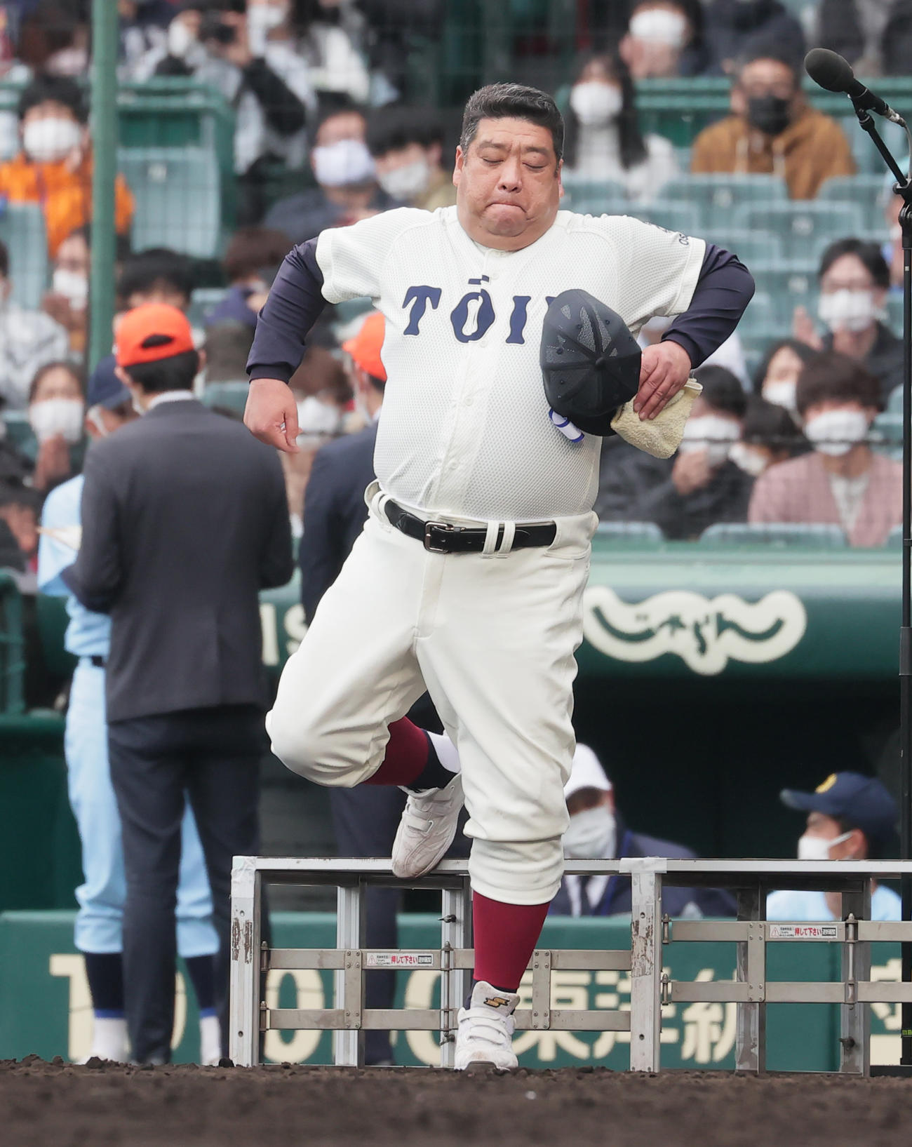 大阪桐蔭対近江　優勝インタビューを終え、壇上から降りる大阪桐蔭・西谷監督（撮影・野上伸悟）