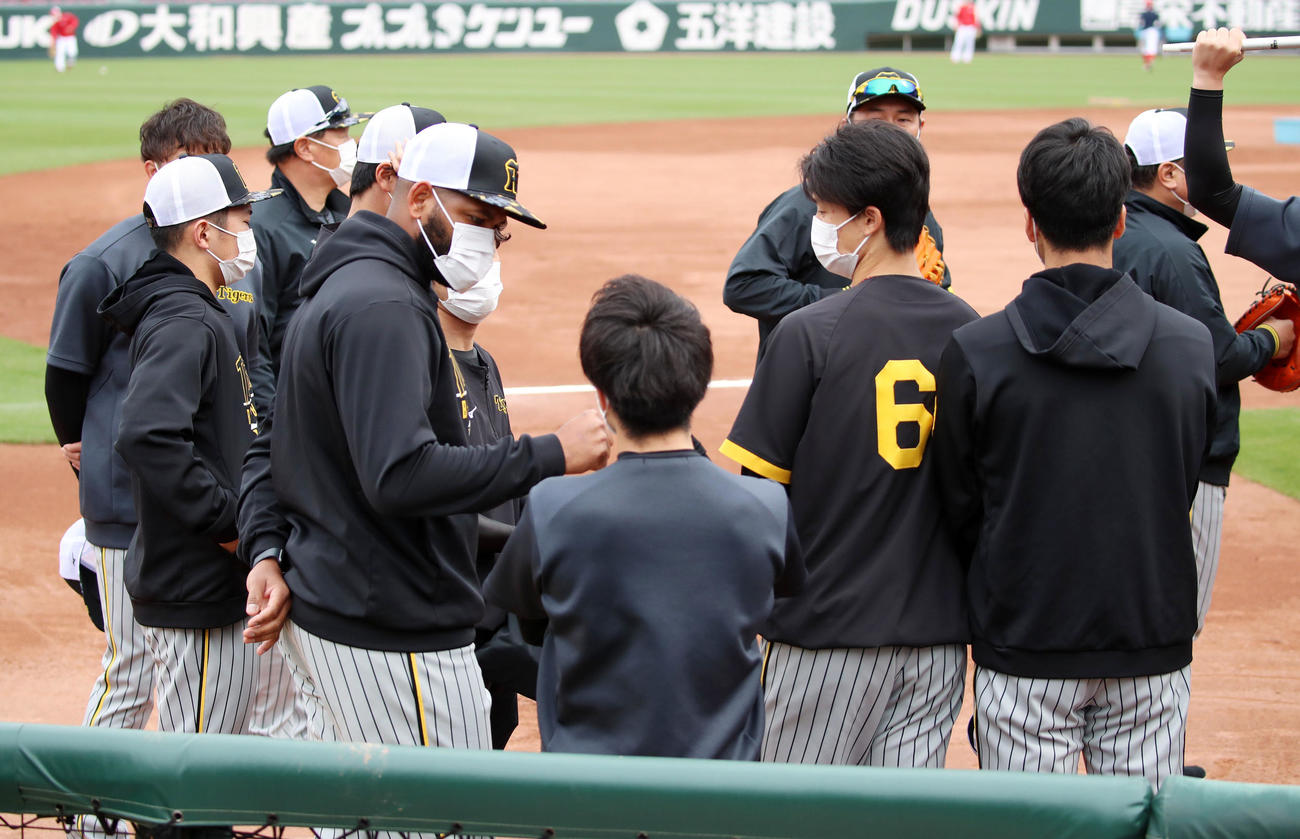 広島対阪神　1軍に合流し投手陣のミーティングに参加するアルカンタラ（撮影・加藤哉）