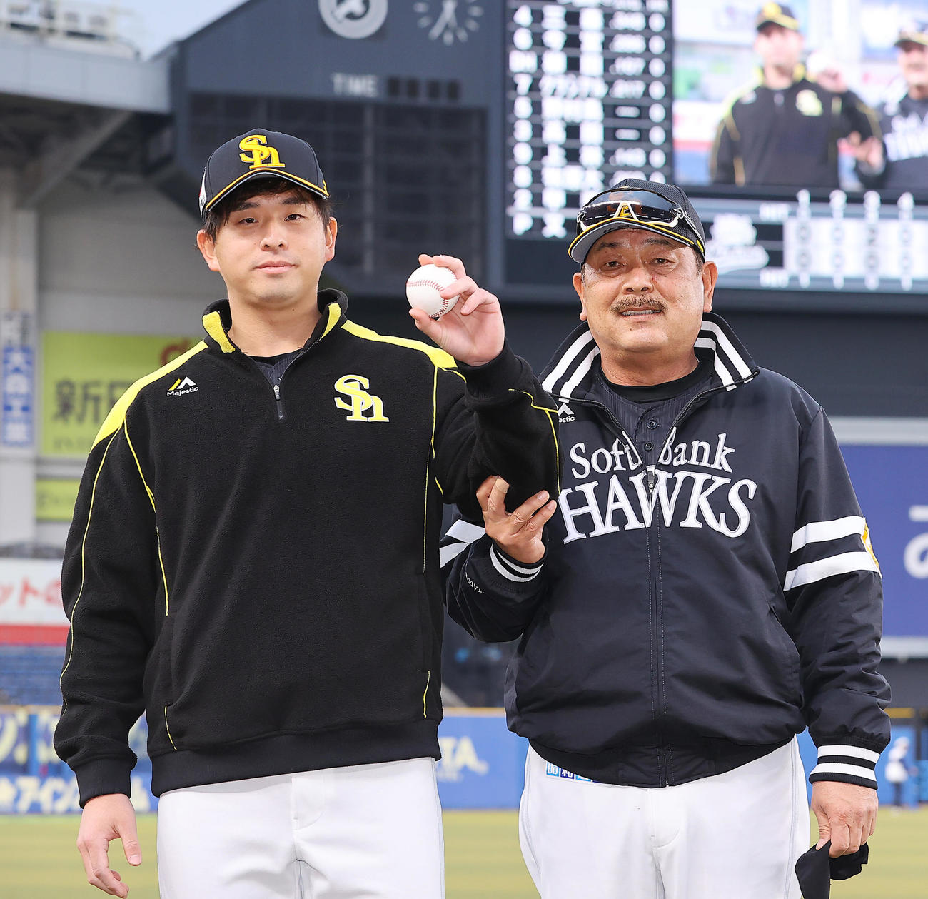 ロッテ対ソフトバンク　試合に勝利しプロ勝利を挙げたソフトバンク大関（左）は勝利球を手に藤本監督と記念写真に納まる（撮影・垰建太）