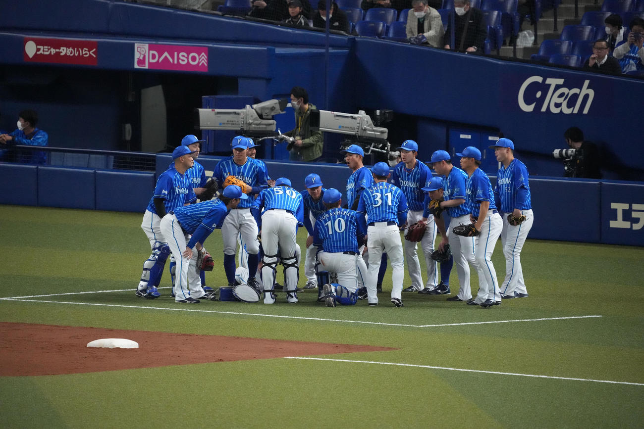 中日対DeNA　試合前、円陣を組むDeNAナイン（撮影・森本幸一）