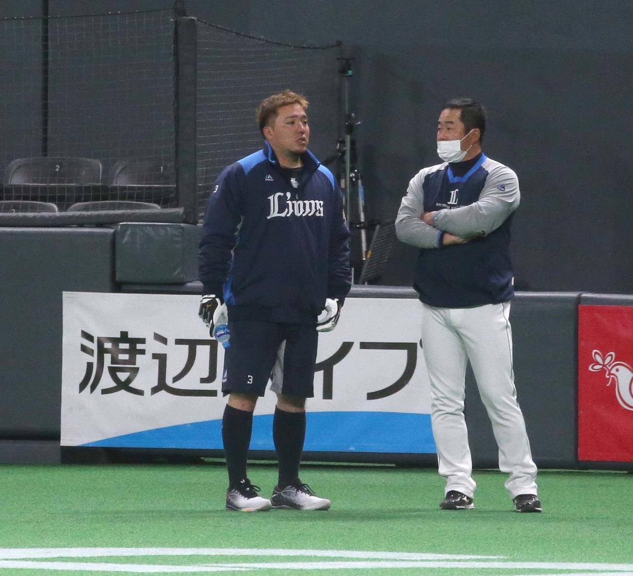 日本ハム対西武　グラウンドで別メニューの山川（左）（撮影・黒川智章）