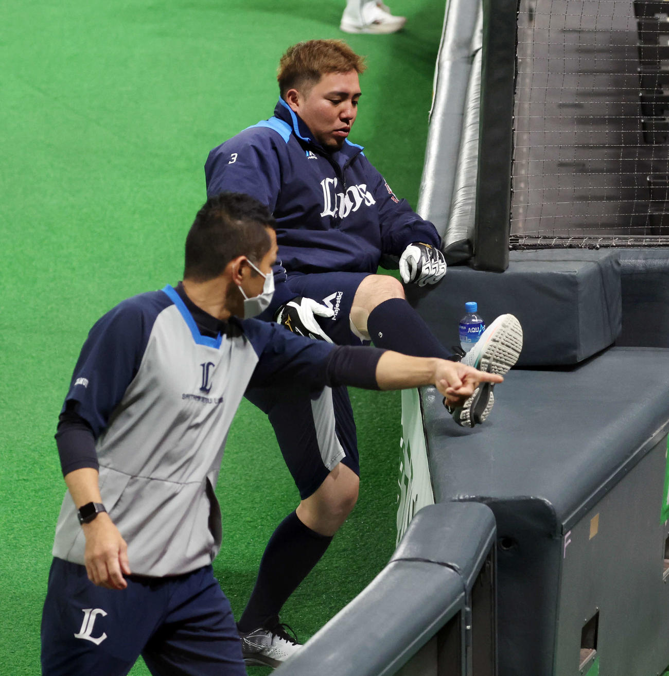 日本ハム対西武　早めに球場入りした西武山川は、前日痛めた右太ももにテーピングをしてストレッチする（撮影・浅見桂子）