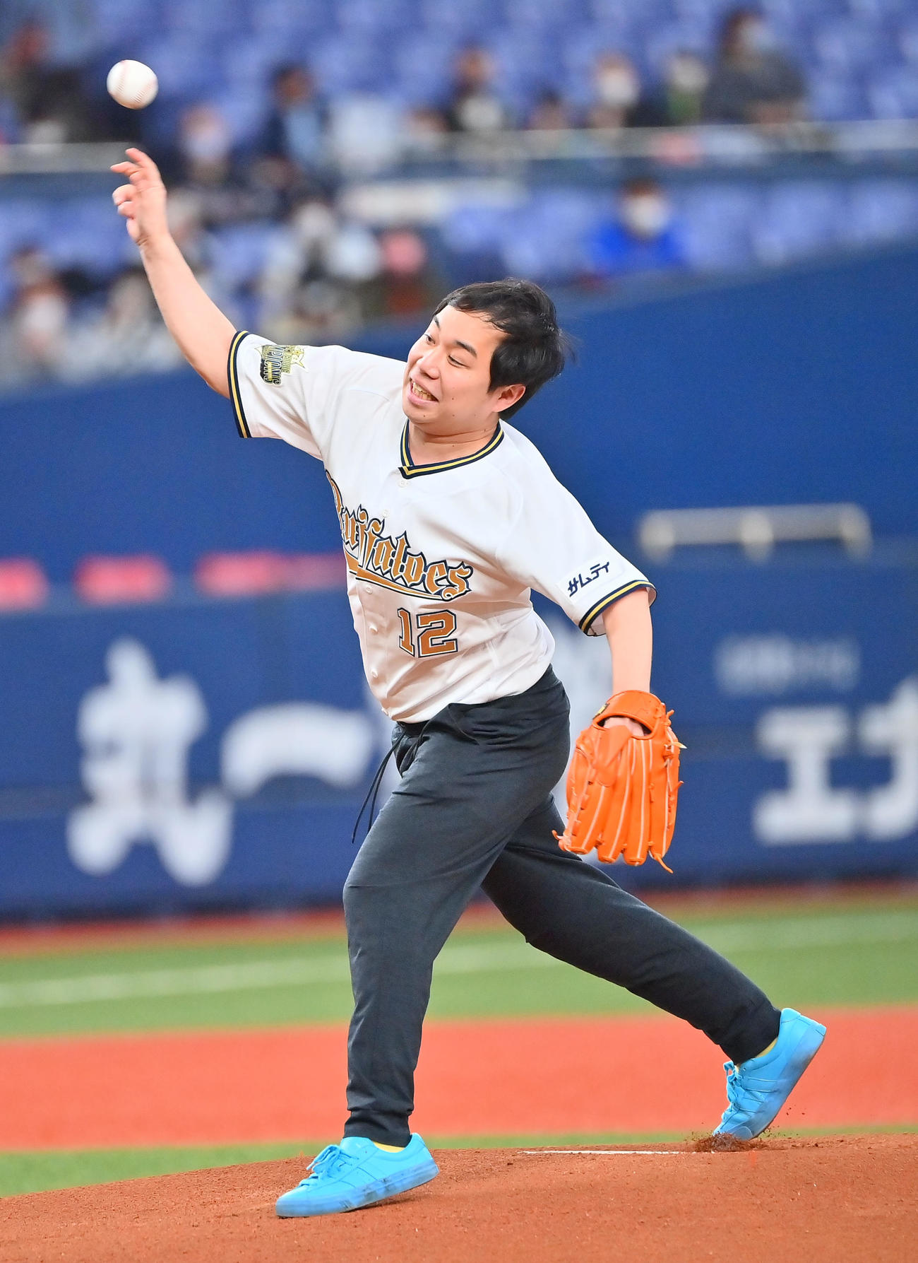 特別始球式を行う霜降り明星のせいや（撮影・和賀正仁）