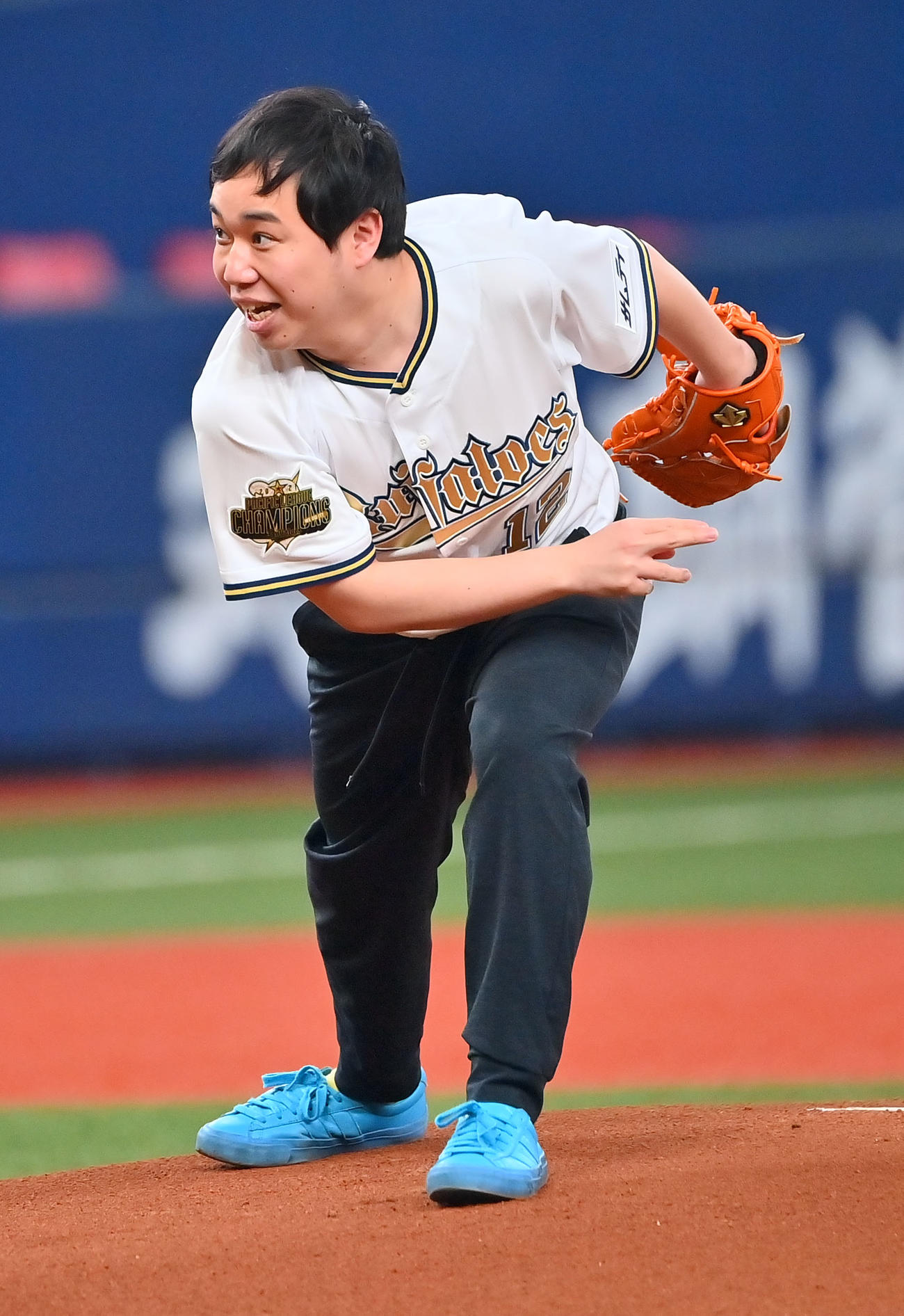 特別始球式を行う霜降り明星のせいや（撮影・和賀正仁）