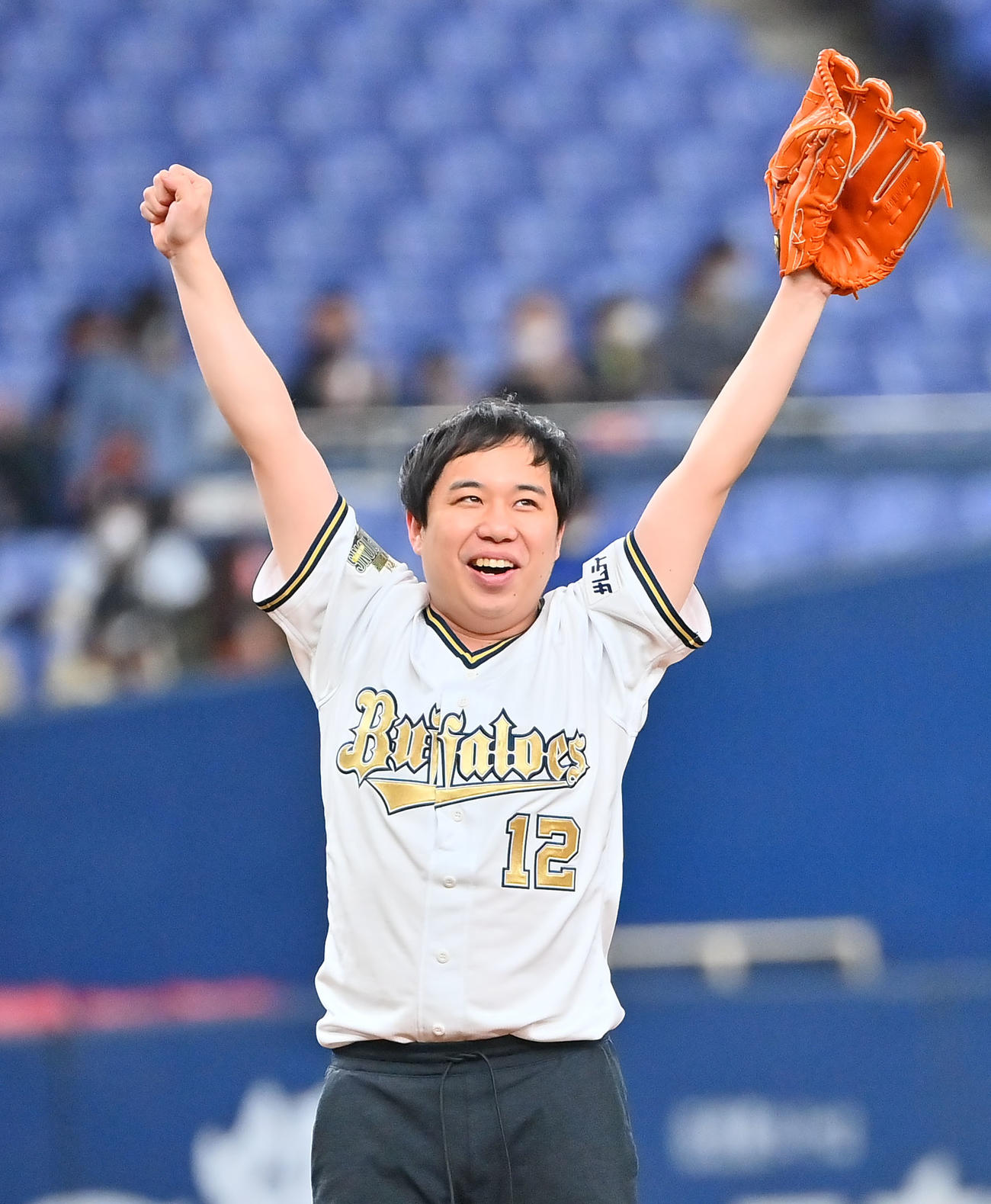 特別始球式を行いバンザイする霜降り明星のせいや（撮影・和賀正仁）