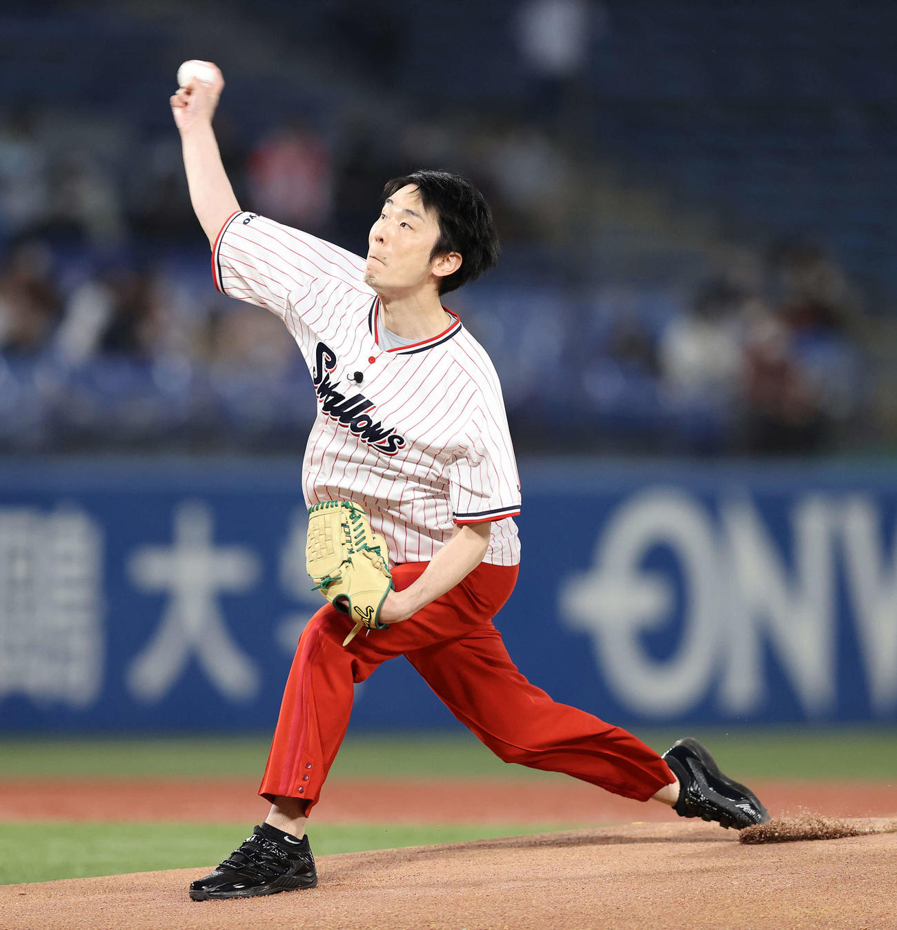 ヤクルト対巨人　始球式に臨むかまいたちの濱家隆一（撮影・鈴木正人）