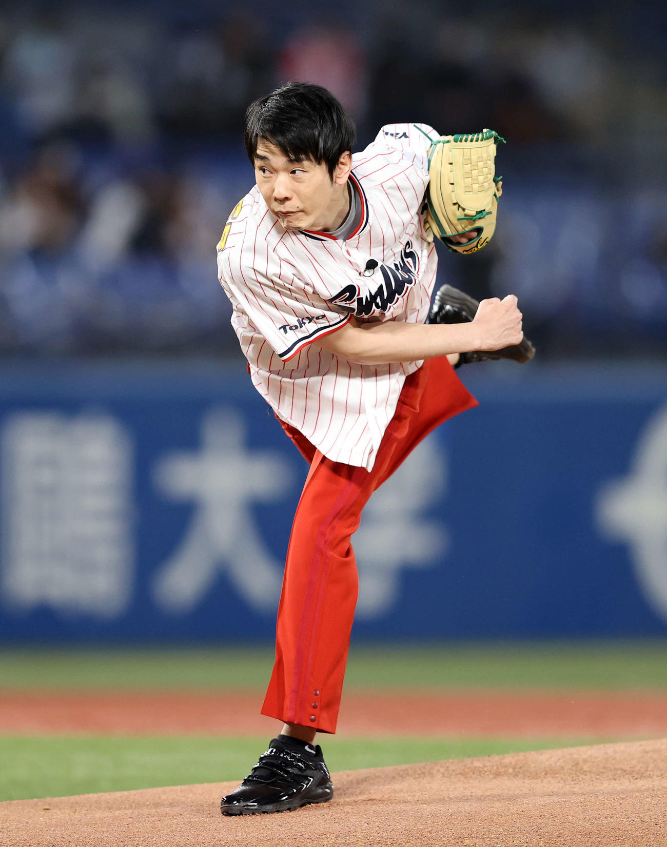 ヤクルト対巨人　始球式に臨むかまいたちの濱家隆一（撮影・鈴木正人）