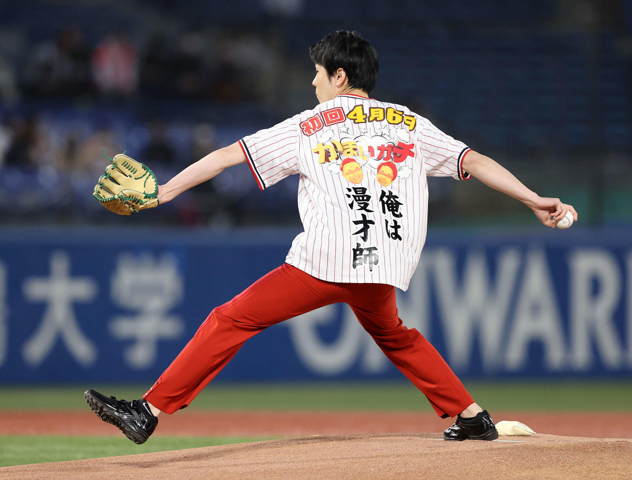 ヤクルト対巨人　始球式に臨むかまいたちの濱家隆一（撮影・鈴木正人）