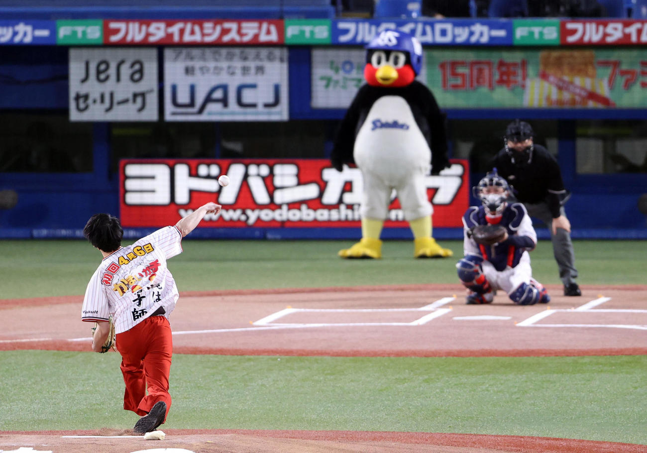 ヤクルト対巨人　始球式を務める、かまいたち濱家隆一（撮影・狩俣裕三）