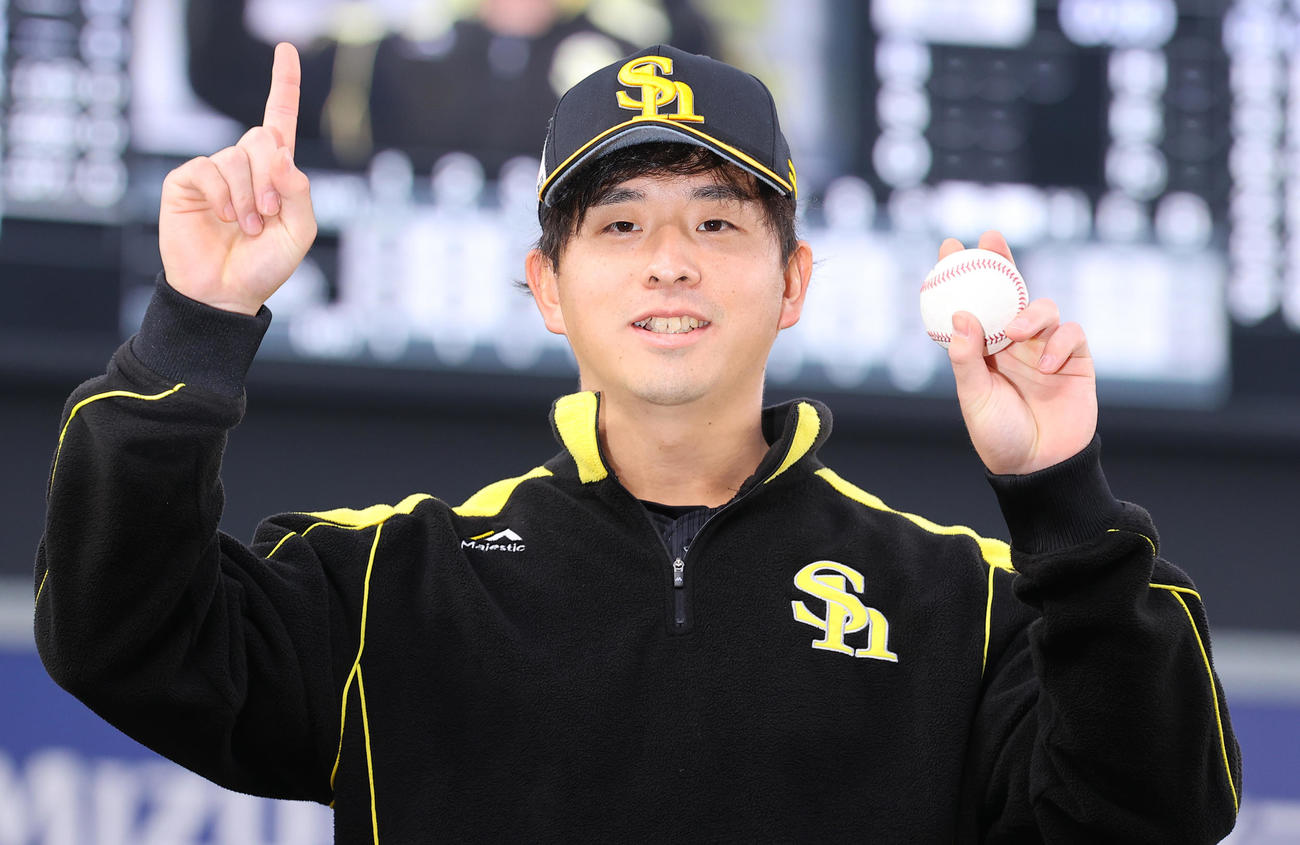 ロッテ対ソフトバンク　プロ初勝利を挙げたソフトバンク大関は勝利球を手に写真に納まる（撮影・垰建太）
