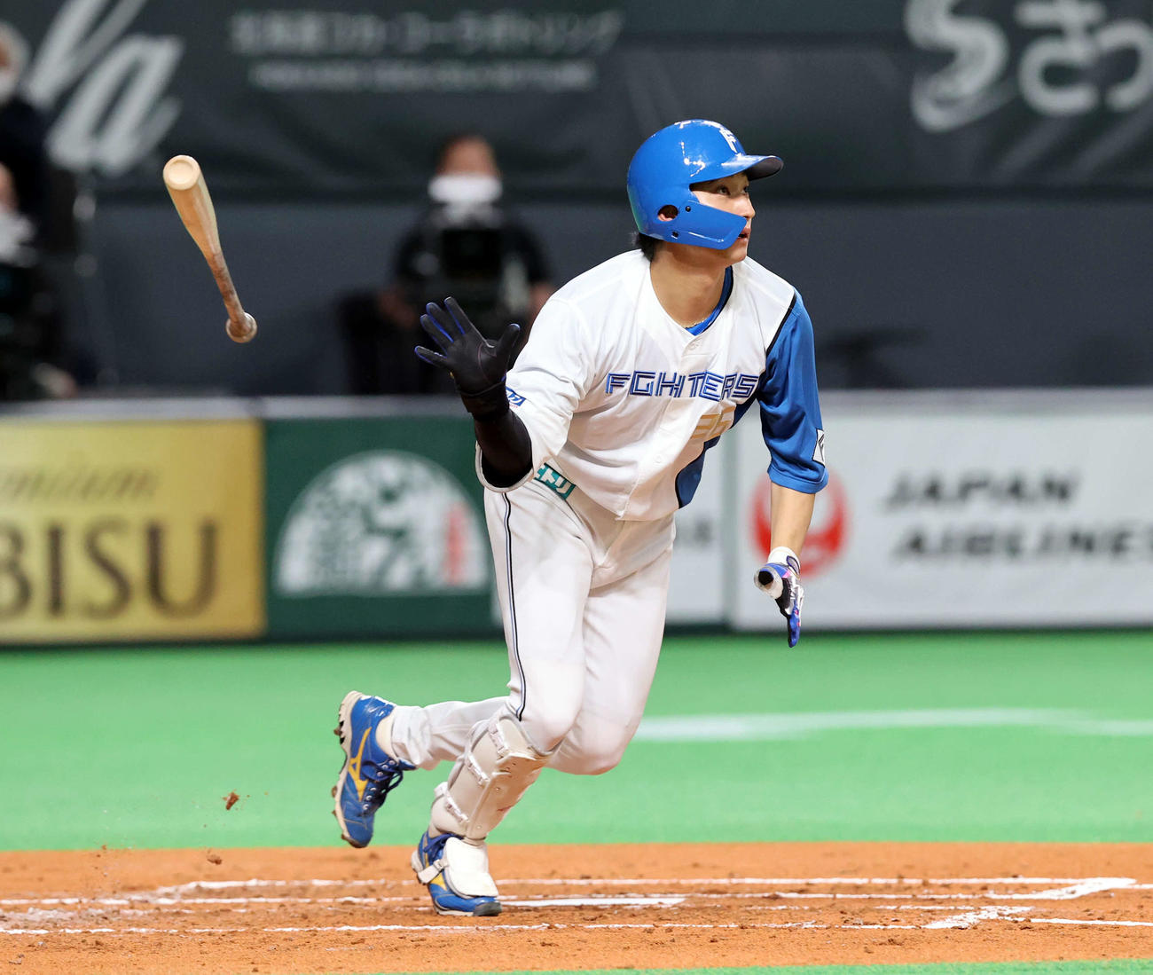 日本ハム対西武　2回裏日本ハム2死一塁、浅間は右越え2点本塁打を放つ（撮影・浅見桂子）