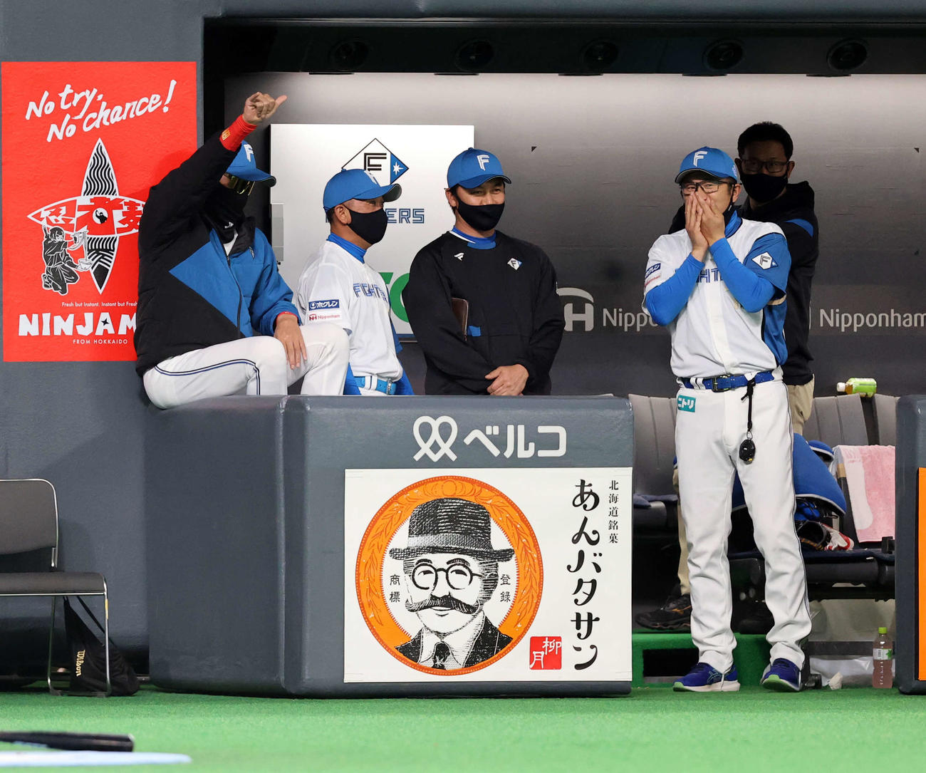 日本ハム対西武　2回裏日本ハム2死一塁、浅間が右越え2点本塁打を放ち、かみしめるようなガッツポーズをする新庄監督（左）（撮影・浅見桂子）