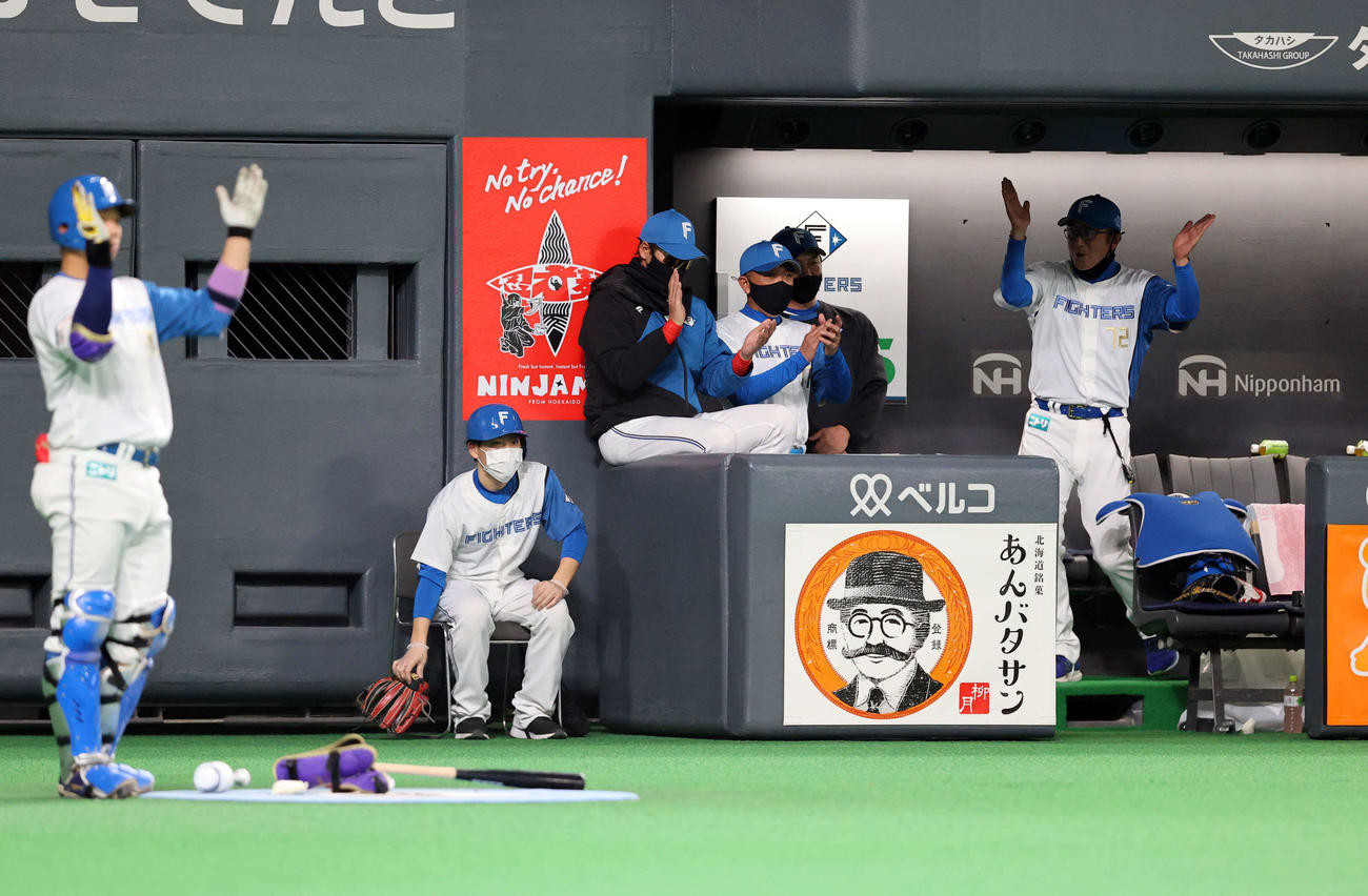 日本ハム対西武　2回裏日本ハム2死一塁、浅間が右越え2点本塁打を放ち、拍手で喜ぶ新庄監督（中央）ら（撮影・浅見桂子）