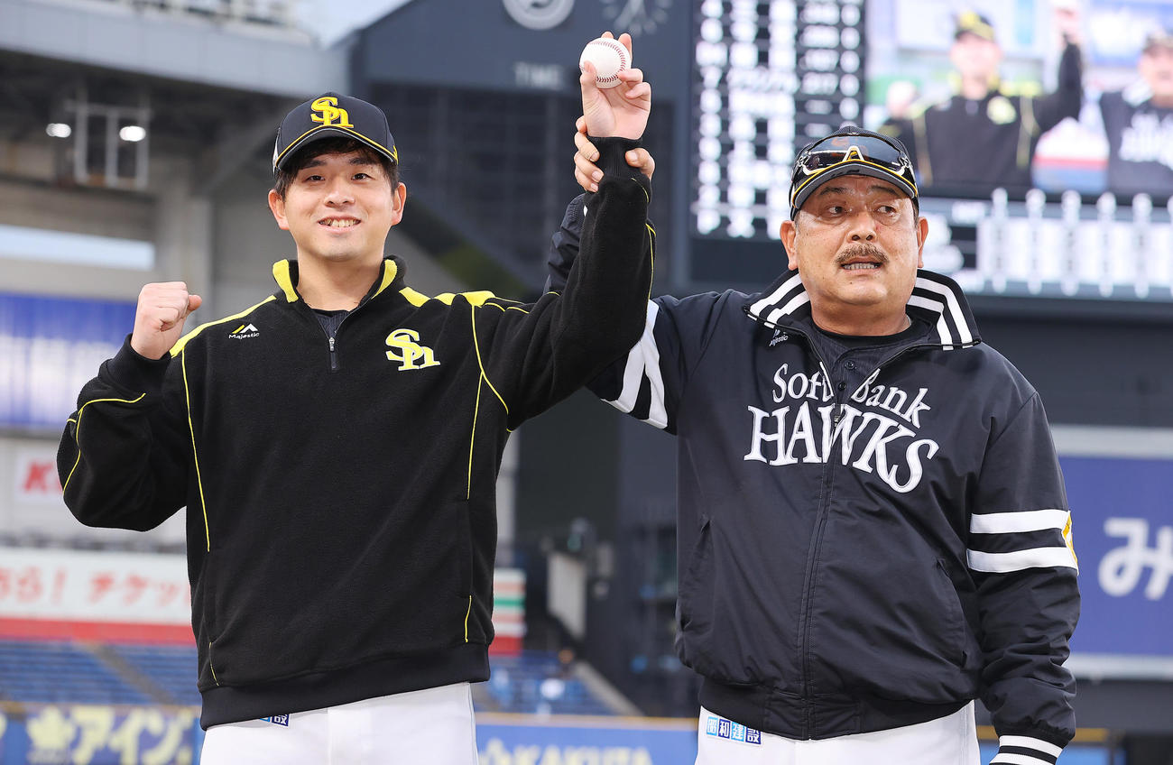 ロッテ対ソフトバンク　プロ初勝利を挙げたソフトバンク大関（左）は勝利球を手に藤本監督と記念写真に納まる（撮影・垰建太）